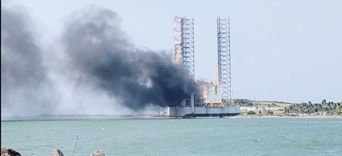 Se incendia plataforma marítima en Alvarado
