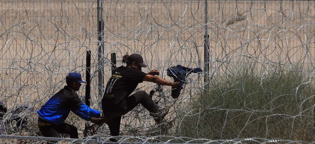 Mexicanos cruzan zonas militares