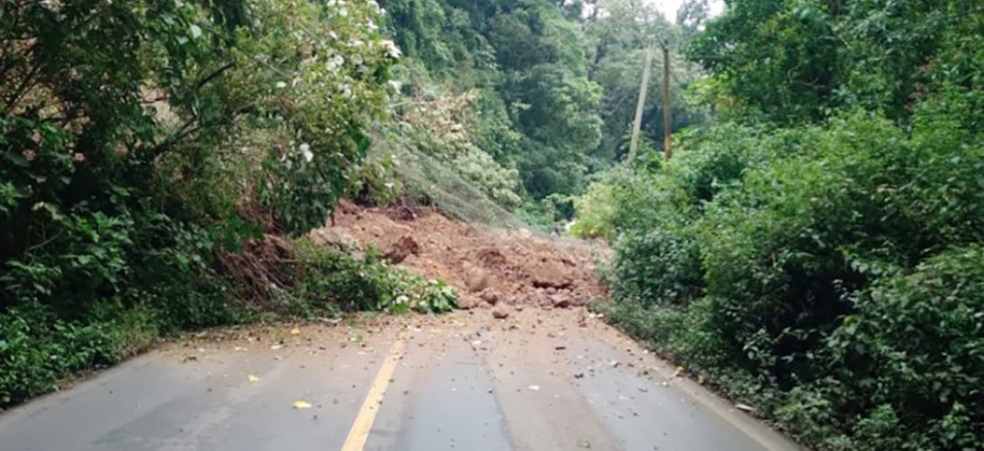 Deslizamiento de tierra bloquea la circulación en la carretera federal Fortín-Huatusco