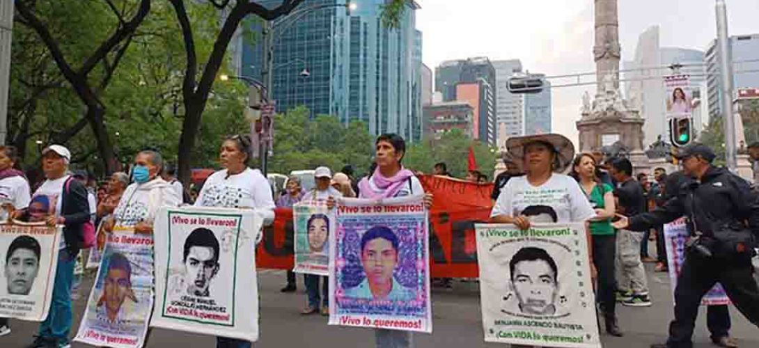 Padres de normalistas de Ayotzinapa marchan en la CDMX