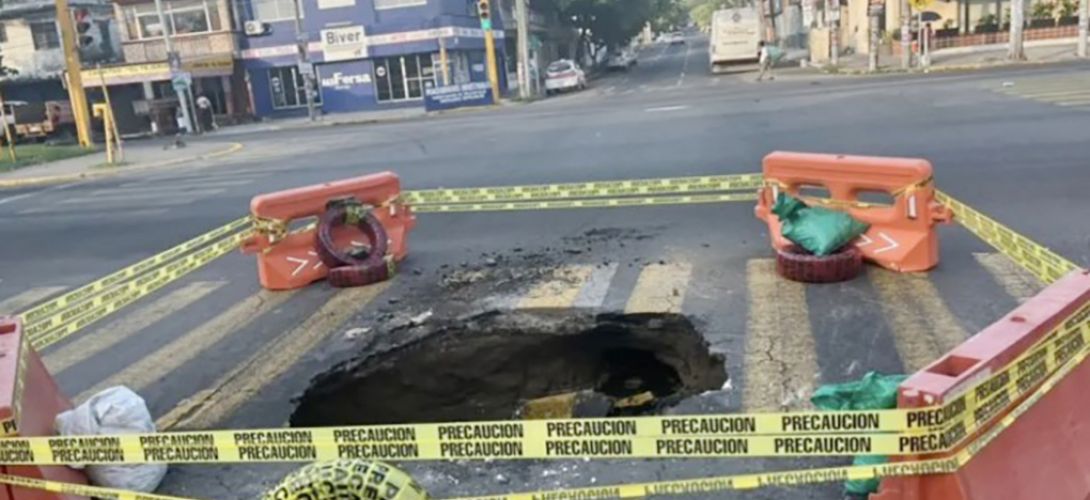 Cierran vialidad por socavón en calles del Centro de Veracruz