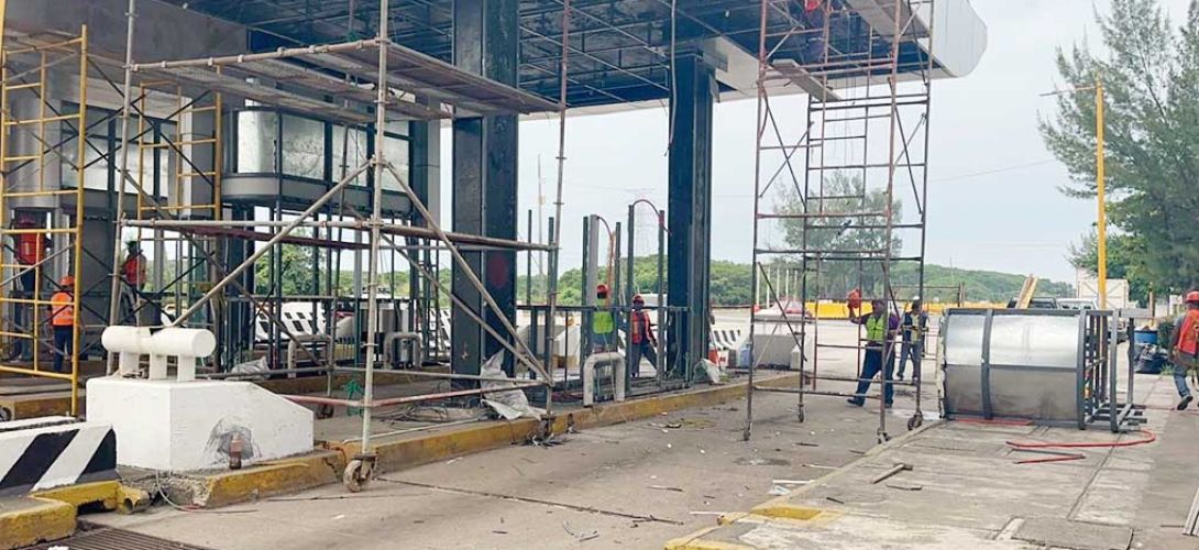 Comienzan a retiras la estructura de la extinta caseta de cobro del puente Coatzacoalcos I