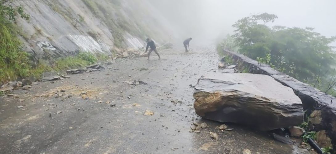 Cae roca de gran tamaño en la carretera Rafael Delgado-Magdalena