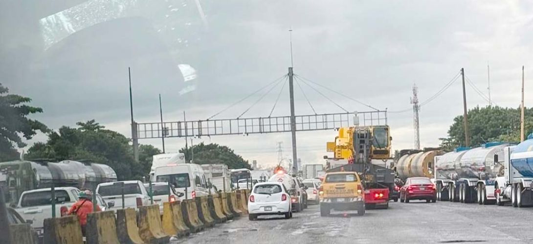 Caos vehicular por baches en la carretera Coatzacoalcos–Villahermosa