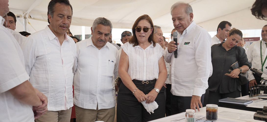 Nahle asiste a ceremonia por 59 aniversario del IMP en Boca del Río