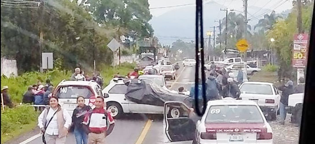 En Fortín bloquean carretera federal a Huatusco