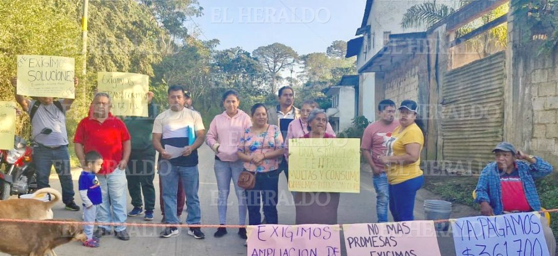 Pobladores bloquean camino en El Tronconal; denuncian que CFE los engañó