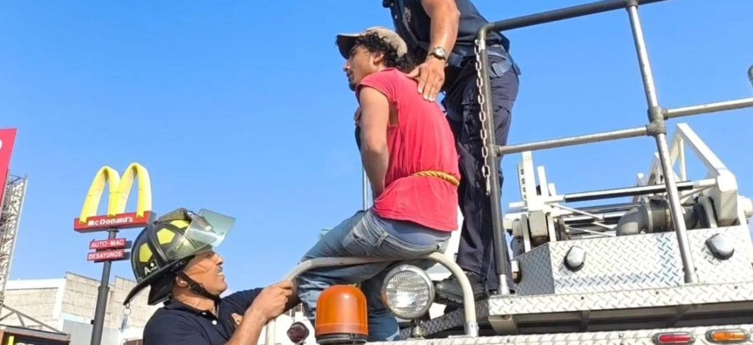 Rescatan bomberos a joven