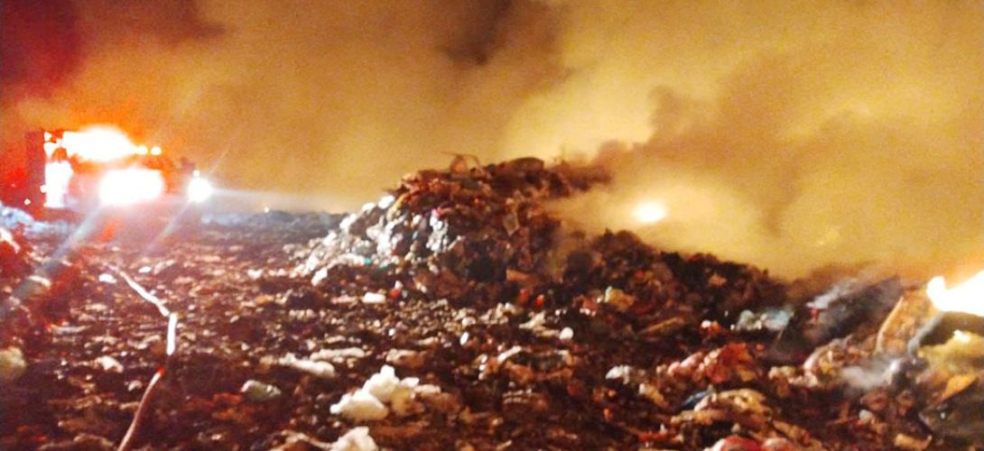 Provocan incendio en basurero de Nanchital