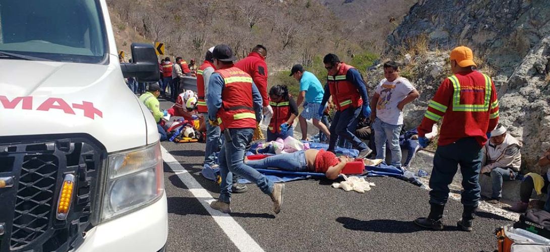 Confirman 18 personas muertas en volcadura de Oaxaca