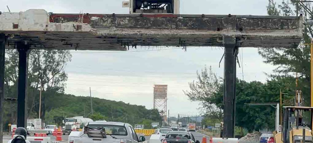 Avanza demolición de la extinta caseta de peaje del puente Coatzacoalcos I