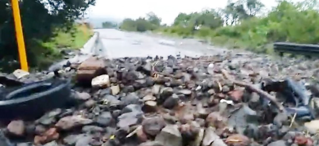 Deslizamiento de piedra y lodo ocasiona cierre de la autopista Orizaba-Puebla