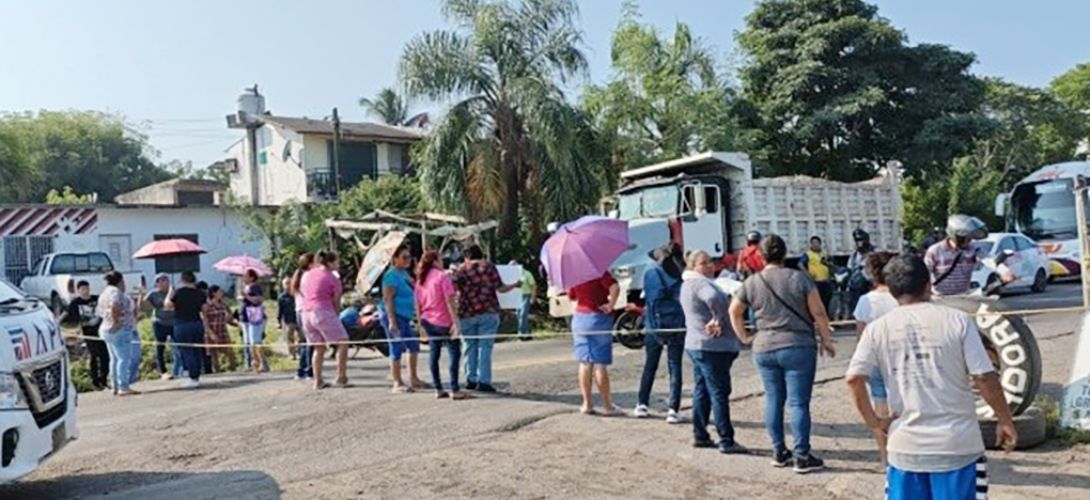 Bloquean carretera federal Veracruz-Xalapa para protestar contra transporte