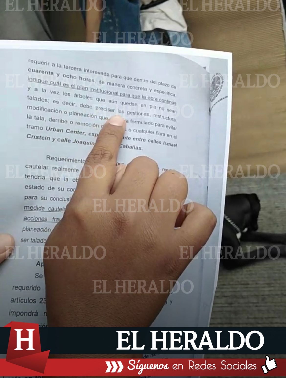 Policías acorralan a ciudadanos