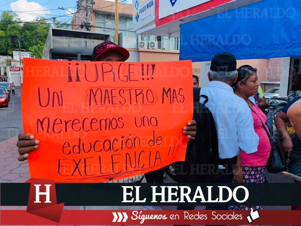Habitantes de Zapote Domingo exigen maestros