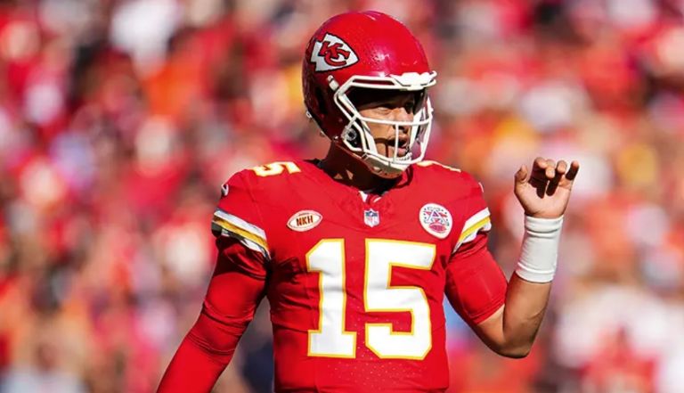 La extraña seña que el quarterback de Kansas City hace en cada partido 3