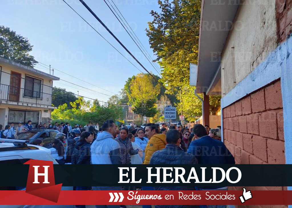 Toman secundaria en Xalapa para exigir destitución de directora