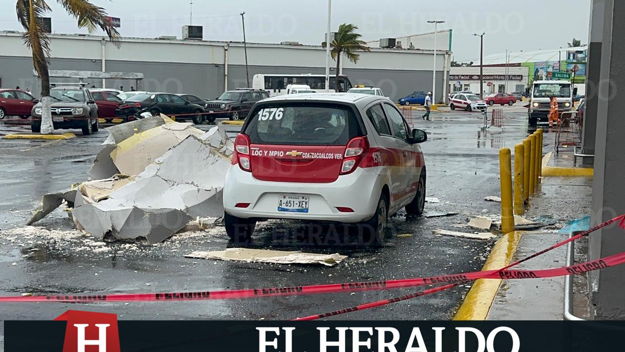 En Coatza cae fachada de Soriana sobre taxi 3