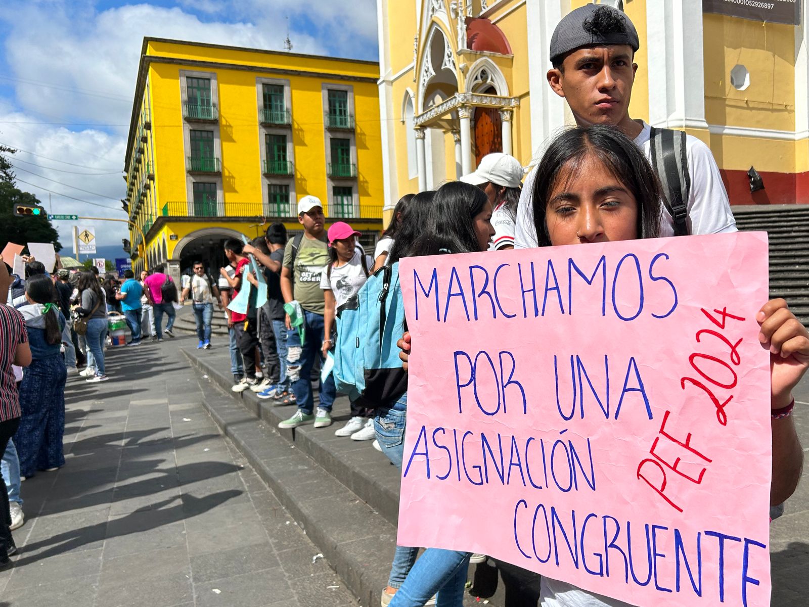 Estudiantes antorchistas cierran centro de Xalapa