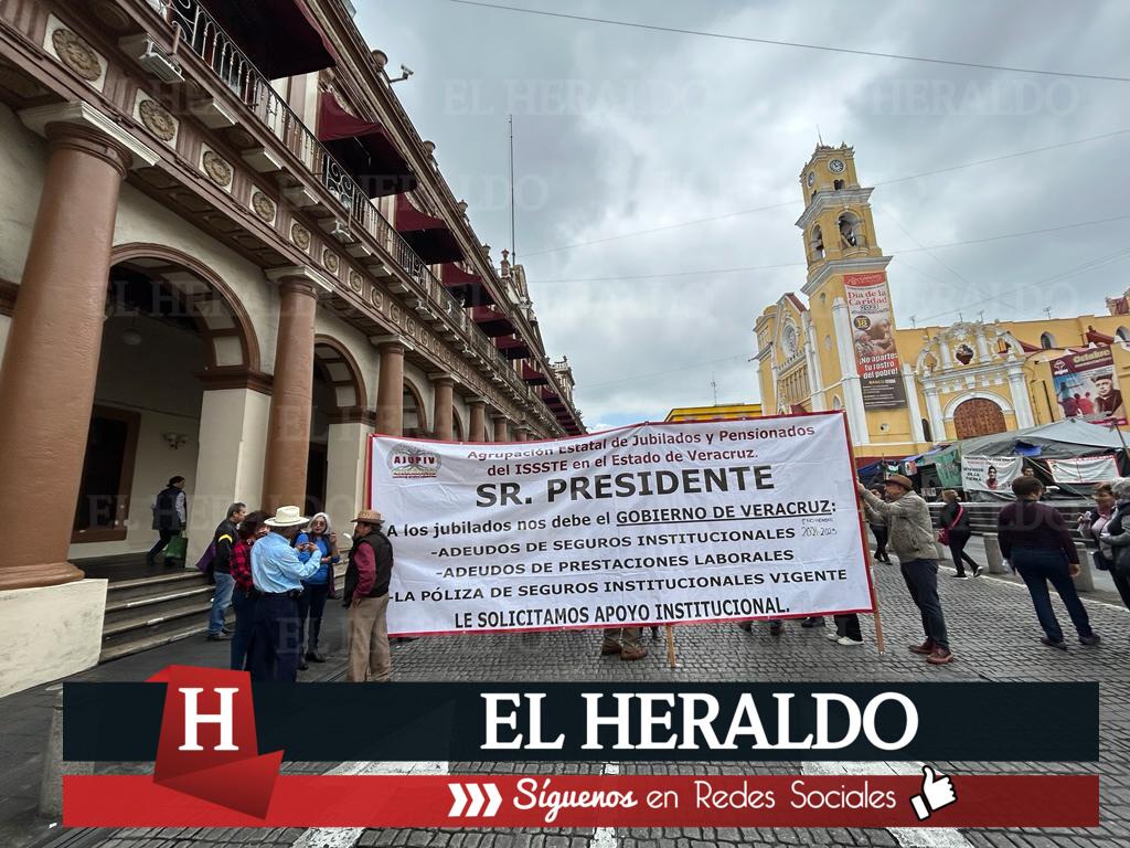Manifestantes cierran centro de Xalapa