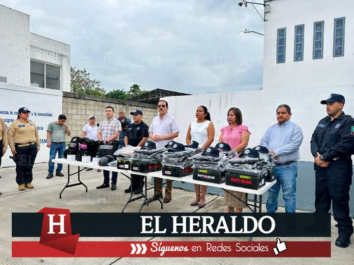 Rodrigo calderón entrega patrullas equipos tácticos y uniformes a policías 3