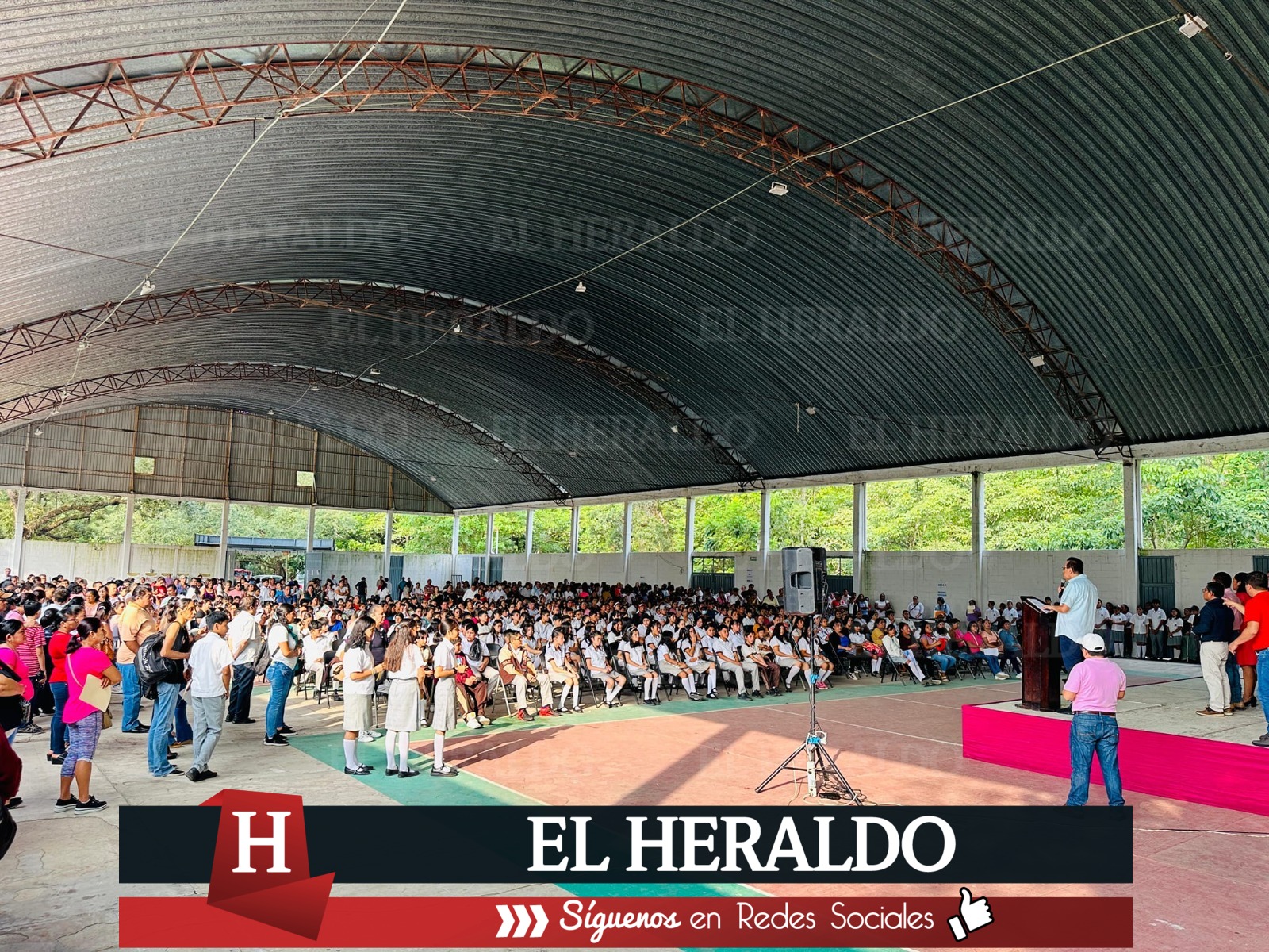 En este gobierno apoyamos e impulsamos la educación Rodrigo calderón 3