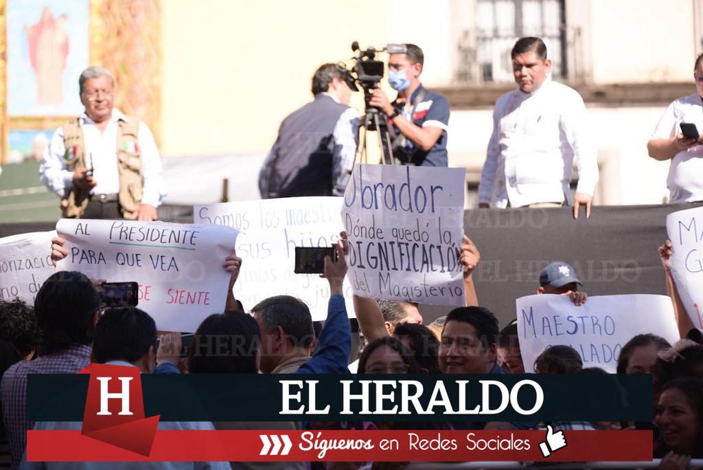 Protestan docentes durante desfile en Xalapa