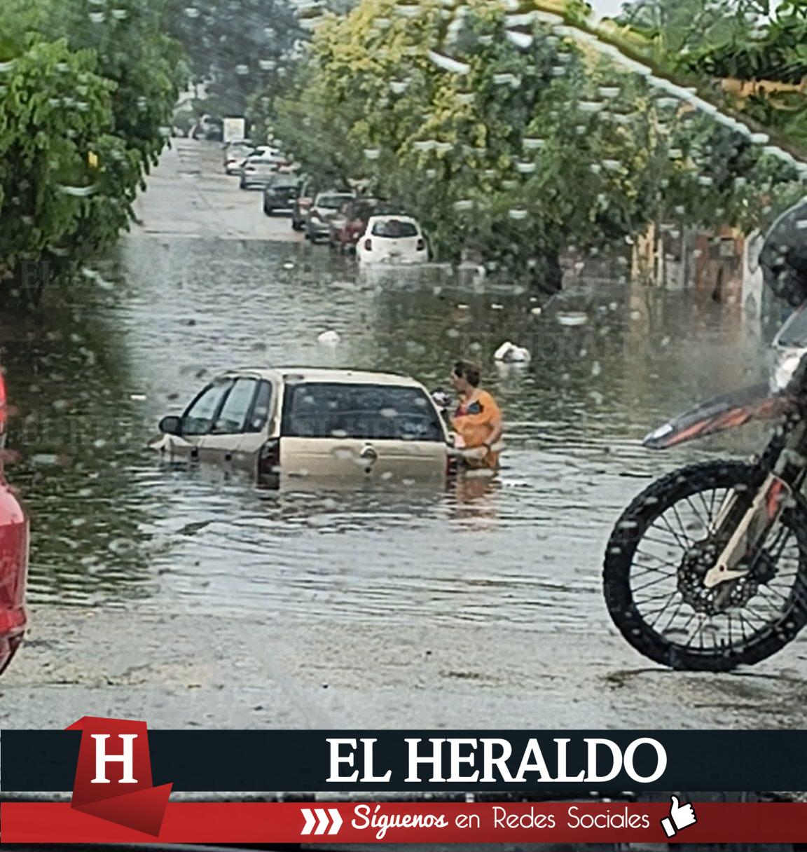 Quedan automóviles varados por calles inundadas en Coatzacoalcos 2