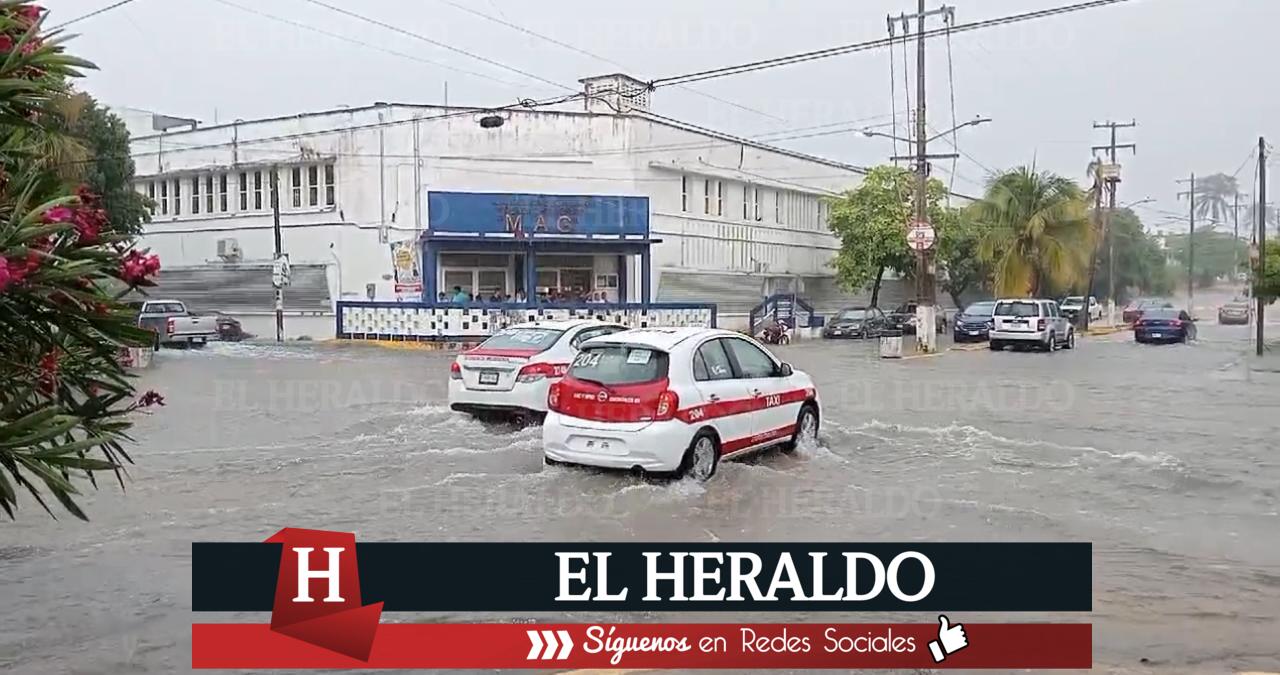 Quedan automóviles varados por calles inundadas en Coatzacoalcos 4